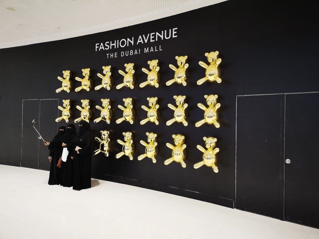 Goldene Bären und Menschen in schwarzer Kleidung, Dubai Mall.